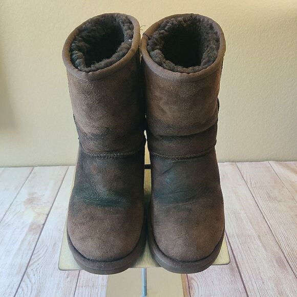Ugg #5825 classic short boots sz 8 - Picture 2 of 10